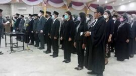 Sekda Tanjung Jabung Barat H Agus Sanusi memimpin pelantikan dan pengambilan Sumpah dan Janji Pejabat Fungsional Kesehatan dan Struktural di Balai Pertemuan Kantor Bupati, Senin (23/5/22). FOTO : Lintastungkal