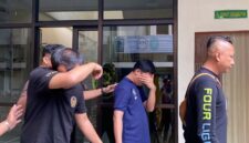 Dua terdakwa kasus penyelundupan 58 kilogram sabu, Agit Putra Ramadhan dan Juniardo alias Ardo, tampak menutupi wajah mereka dengan tangan saat digiring keluar dari ruang sidang Pengadilan Negeri Jambi usai mendengarkan tuntutan hukuman penjara seumur hidup dari Jaksa Penuntut Umum. (FOTO : Dok. Istimewa/jambiekspres.disway.id)