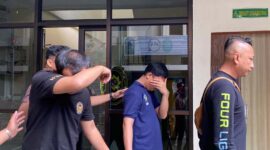 Dua terdakwa kasus penyelundupan 58 kilogram sabu, Agit Putra Ramadhan dan Juniardo alias Ardo, tampak menutupi wajah mereka dengan tangan saat digiring keluar dari ruang sidang Pengadilan Negeri Jambi usai mendengarkan tuntutan hukuman penjara seumur hidup dari Jaksa Penuntut Umum. (FOTO : Dok. Istimewa/jambiekspres.disway.id)