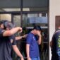 Dua terdakwa kasus penyelundupan 58 kilogram sabu, Agit Putra Ramadhan dan Juniardo alias Ardo, tampak menutupi wajah mereka dengan tangan saat digiring keluar dari ruang sidang Pengadilan Negeri Jambi usai mendengarkan tuntutan hukuman penjara seumur hidup dari Jaksa Penuntut Umum. (FOTO : Dok. Istimewa/jambiekspres.disway.id)
