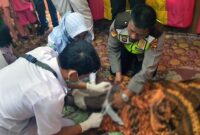 Tim Medis dari PKM Sungai Saren dan Anggota Polsek Tungkal Ilir Saat Memeriksa Korban di Rumah Duka. FOTO : Polsek Ilir