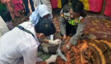 Tim Medis dari PKM Sungai Saren dan Anggota Polsek Tungkal Ilir Saat Memeriksa Korban di Rumah Duka. FOTO : Polsek Ilir