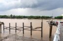 KONDISI LOKASI: Tampak situasi di sekitar area Dermaga Sungai Landak, Kecamatan Senyerang, Kabupaten Tanjung Jabung Barat pasca-ambruknya jembatan penghubung pada Rabu (20/5/2026). Tim SAR gabungan saat ini tengah dikerahkan menuju lokasi untuk menyusuri aliran sungai demi mencari dua pekerja pengelasan yang hilang terseret arus. (Foto: Dok. SAR Jambi)