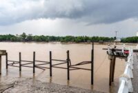 KONDISI LOKASI: Tampak situasi di sekitar area Dermaga Sungai Landak, Kecamatan Senyerang, Kabupaten Tanjung Jabung Barat pasca-ambruknya jembatan penghubung pada Rabu (20/5/2026). Tim SAR gabungan saat ini tengah dikerahkan menuju lokasi untuk menyusuri aliran sungai demi mencari dua pekerja pengelasan yang hilang terseret arus. (Foto: Dok. SAR Jambi)