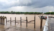 KONDISI LOKASI: Tampak situasi di sekitar area Dermaga Sungai Landak, Kecamatan Senyerang, Kabupaten Tanjung Jabung Barat pasca-ambruknya jembatan penghubung pada Rabu (20/5/2026). Tim SAR gabungan saat ini tengah dikerahkan menuju lokasi untuk menyusuri aliran sungai demi mencari dua pekerja pengelasan yang hilang terseret arus. (Foto: Dok. SAR Jambi)