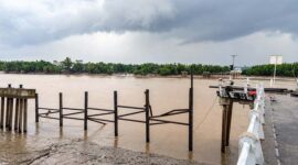 KONDISI LOKASI: Tampak situasi di sekitar area Dermaga Sungai Landak, Kecamatan Senyerang, Kabupaten Tanjung Jabung Barat pasca-ambruknya jembatan penghubung pada Rabu (20/5/2026). Tim SAR gabungan saat ini tengah dikerahkan menuju lokasi untuk menyusuri aliran sungai demi mencari dua pekerja pengelasan yang hilang terseret arus. (Foto: Dok. SAR Jambi)