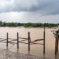 KONDISI LOKASI: Tampak situasi di sekitar area Dermaga Sungai Landak, Kecamatan Senyerang, Kabupaten Tanjung Jabung Barat pasca-ambruknya jembatan penghubung pada Rabu (20/5/2026). Tim SAR gabungan saat ini tengah dikerahkan menuju lokasi untuk menyusuri aliran sungai demi mencari dua pekerja pengelasan yang hilang terseret arus. (Foto: Dok. SAR Jambi)