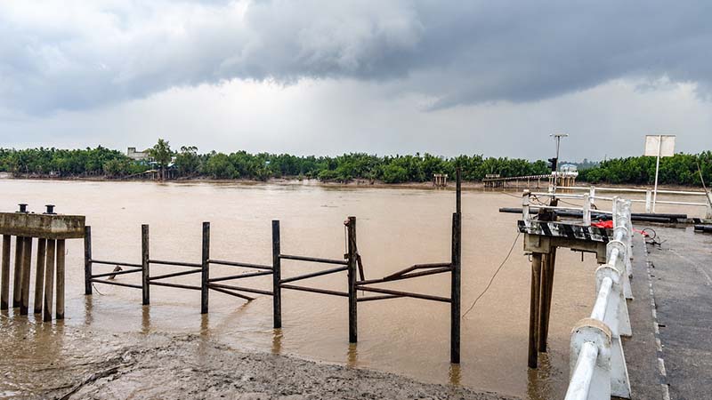 KONDISI LOKASI: Tampak situasi di sekitar area Dermaga Sungai Landak, Kecamatan Senyerang, Kabupaten Tanjung Jabung Barat pasca-ambruknya jembatan penghubung pada Rabu (20/5/2026). Tim SAR gabungan saat ini tengah dikerahkan menuju lokasi untuk menyusuri aliran sungai demi mencari dua pekerja pengelasan yang hilang terseret arus. (Foto: Dok. SAR Jambi)