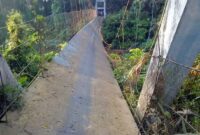 Kondisi Saat Ini Jembatan Gantung di Rantau Benar Putus, Belasan Siswa Jatuh ke Sungai. FOTO : Ist
