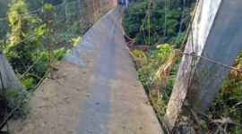 Kondisi Saat Ini Jembatan Gantung di Rantau Benar Putus, Belasan Siswa Jatuh ke Sungai. FOTO : Ist