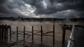 KONDISI LOKASI: Tampak situasi di sekitar area Dermaga Sungai Landak, Kecamatan Senyerang, Kabupaten Tanjung Jabung Barat pasca-ambruknya jembatan penghubung pada Rabu (20/5/2026). Tim SAR gabungan saat ini tengah dikerahkan menuju lokasi untuk menyusuri aliran sungai demi mencari dua pekerja pengelasan yang hilang terseret arus. (Foto: Dok. SAR Jambi)