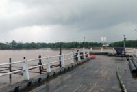 KONDISI LOKASI: Tampak situasi di sekitar area Dermaga Sungai Landak, Kecamatan Senyerang, Kabupaten Tanjung Jabung Barat pasca-ambruknya jembatan penghubung pada Rabu (20/5/2026). Tim SAR gabungan saat ini tengah dikerahkan menuju lokasi untuk menyusuri aliran sungai demi mencari dua pekerja pengelasan yang hilang terseret arus. (Foto: Dok. SAR Jambi)