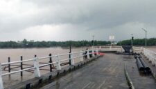 KONDISI LOKASI: Tampak situasi di sekitar area Dermaga Sungai Landak, Kecamatan Senyerang, Kabupaten Tanjung Jabung Barat pasca-ambruknya jembatan penghubung pada Rabu (20/5/2026). Tim SAR gabungan saat ini tengah dikerahkan menuju lokasi untuk menyusuri aliran sungai demi mencari dua pekerja pengelasan yang hilang terseret arus. (Foto: Dok. SAR Jambi)
