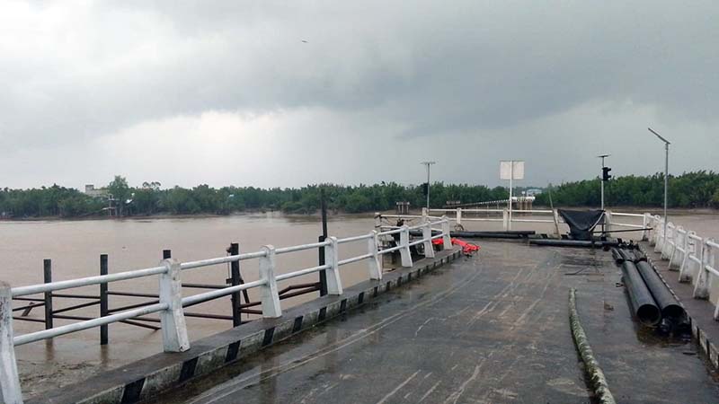 KONDISI LOKASI: Tampak situasi di sekitar area Dermaga Sungai Landak, Kecamatan Senyerang, Kabupaten Tanjung Jabung Barat pasca-ambruknya jembatan penghubung pada Rabu (20/5/2026). Tim SAR gabungan saat ini tengah dikerahkan menuju lokasi untuk menyusuri aliran sungai demi mencari dua pekerja pengelasan yang hilang terseret arus. (Foto: Dok. SAR Jambi)