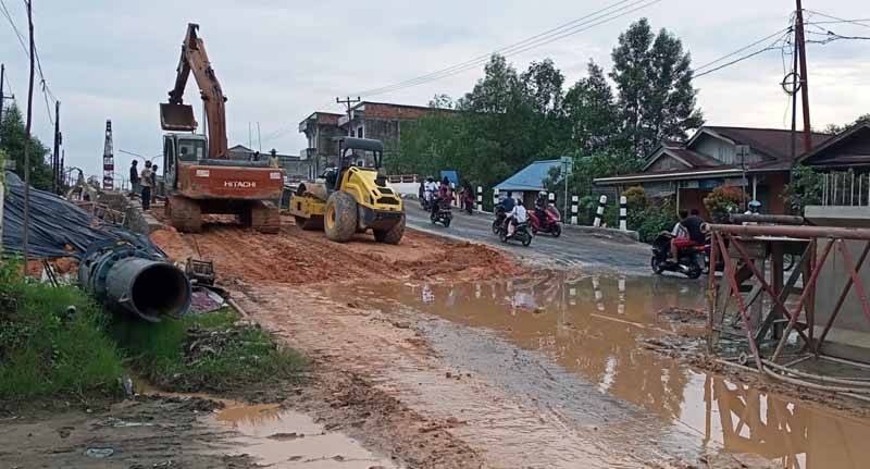 Jembatan di Jalan Prof DR Sri Soedewi (Parit Gompong) Kelurahan Sungai Nibung masih dalam tahap pengerjaan Jalur kiri arah Tungkal - Jambi. FOTO : Bas/LT