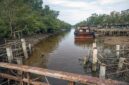 Penamakan Tiang Panjang Pembangunan Jembatan di kawasan aliran Sungai Tiram, RT 11 Kelurahan Sungai Nibung oleh PT Sumber Waras Karya Pratama (SWKP) yang kini Menuai Polemik. FOTO : LT