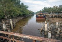 Penamakan Tiang Panjang Pembangunan Jembatan di kawasan aliran Sungai Tiram, RT 11 Kelurahan Sungai Nibung oleh PT Sumber Waras Karya Pratama (SWKP) yang kini Menuai Polemik. FOTO : LT