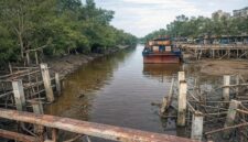 Penamakan Tiang Panjang Pembangunan Jembatan di kawasan aliran Sungai Tiram, RT 11 Kelurahan Sungai Nibung oleh PT Sumber Waras Karya Pratama (SWKP) yang kini Menuai Polemik. FOTO : LT