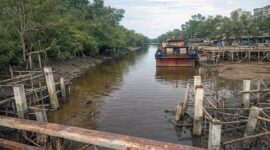 Penamakan Tiang Panjang Pembangunan Jembatan di kawasan aliran Sungai Tiram, RT 11 Kelurahan Sungai Nibung oleh PT Sumber Waras Karya Pratama (SWKP) yang kini Menuai Polemik. FOTO : LT