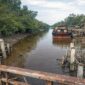 Penamakan Tiang Panjang Pembangunan Jembatan di kawasan aliran Sungai Tiram, RT 11 Kelurahan Sungai Nibung oleh PT Sumber Waras Karya Pratama (SWKP) yang kini Menuai Polemik. FOTO : LT