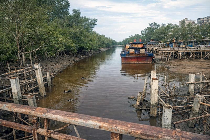 Penamakan Tiang Panjang Pembangunan Jembatan di kawasan aliran Sungai Tiram, RT 11 Kelurahan Sungai Nibung oleh PT Sumber Waras Karya Pratama (SWKP) yang kini Menuai Polemik. FOTO : LT