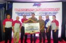 Pimpinan JNE Serahkan Mobil Jenazah, Gelar Donor Darah dan Pemeriksaan Kesehatan Gratis di Jambi, Kamis (15/5/25). FOTO : HMS