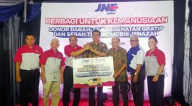 Pimpinan JNE Serahkan Mobil Jenazah, Gelar Donor Darah dan Pemeriksaan Kesehatan Gratis di Jambi, Kamis (15/5/25). FOTO : HMS