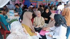 Para pencari kerja putra putri daerah Tanjab Barat saat mendaftar di Job Fair Perdana Bulan Serengkuh Dayung Serentak ke Tujuan, Rabu (2/8/23). FOTO : Dok Dinas Tenaga Kerja