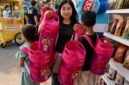 Seorang pengunjung menunjukkan tas ransel eksklusif Bright Gas berwarna pink setelah berbelanja di Booth Bright Store by Pertamina dalam pergelaran Jakarta Fair Kemayoran 2026. (FOTO : Dok. Pertamina)