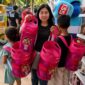 Seorang pengunjung menunjukkan tas ransel eksklusif Bright Gas berwarna pink setelah berbelanja di Booth Bright Store by Pertamina dalam pergelaran Jakarta Fair Kemayoran 2026. (FOTO : Dok. Pertamina)