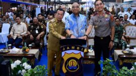 PEMBUKAAN JOB FAIR: Gubernur Jambi Al Haris bersama Wakil Menteri Ketenagakerjaan RI Afriansyah Noor dan Kapolda Jambi Irjen Pol. Krisno Halomoan Siregar secara simbolis membuka acara Bhayangkara Presisi Job Fair & Bazar UMKM Polda Jambi di Lippo Mall Plaza Jambi, Senin (22/6/2026). (FOTO : Dok. Humas Polda Jambi)