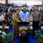 PEMBUKAAN JOB FAIR: Gubernur Jambi Al Haris bersama Wakil Menteri Ketenagakerjaan RI Afriansyah Noor dan Kapolda Jambi Irjen Pol. Krisno Halomoan Siregar secara simbolis membuka acara Bhayangkara Presisi Job Fair & Bazar UMKM Polda Jambi di Lippo Mall Plaza Jambi, Senin (22/6/2026). (FOTO : Dok. Humas Polda Jambi)