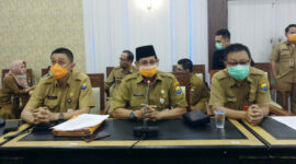 FOTO : Johansyah (Tengah) Juru Bicara Penanganan Corona Virus Disease (Covid-19) Provinsi Jambi Saat Memberikan Keterangan Pres rilisnya, Senin (23/03/20).