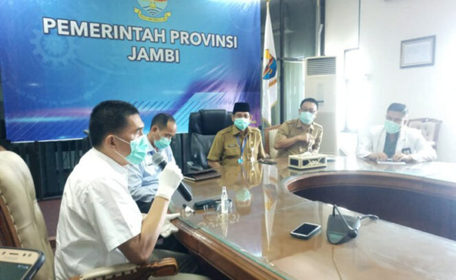 Juru Bicara Covid-19 Provinsi Jambi, Johansyah dalam konferensi pers, Senin (20/04/20).