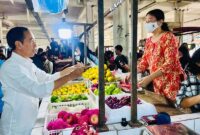 Presiden Jokowi Saat Cek Harga Komoditas Pangan dan Berbincang dengan Pedagang di Pasar Rakyat Talang Banjar Jambi. FOTO : Ist