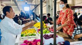 Presiden Jokowi Saat Cek Harga Komoditas Pangan dan Berbincang dengan Pedagang di Pasar Rakyat Talang Banjar Jambi. FOTO : Ist