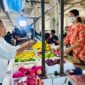 Presiden Jokowi Saat Cek Harga Komoditas Pangan dan Berbincang dengan Pedagang di Pasar Rakyat Talang Banjar Jambi. FOTO : Ist
