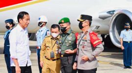 Presiden Joko Widodo Beserta Rombongan Saat Tiba di Bandara Jambi. [Foto: Laily Rachev - Biro Pers Sekretariat Presiden]