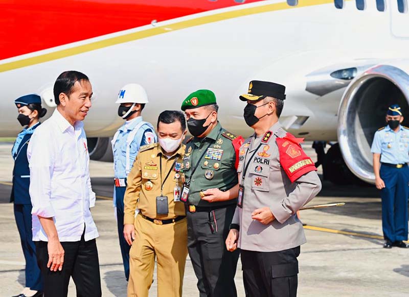 Presiden Joko Widodo Beserta Rombongan Saat Tiba di Bandara Jambi. [Foto: Laily Rachev - Biro Pers Sekretariat Presiden]