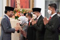 Presiden Joko Widodo Memberikan Ucapak Selwmat Usai Rsmi Melantik anggota KPU dan Bawaslu RI 2022-2027. FOTO : Ist.