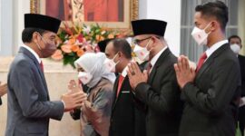 Presiden Joko Widodo Memberikan Ucapak Selwmat Usai Rsmi Melantik anggota KPU dan Bawaslu RI 2022-2027. FOTO : Ist.