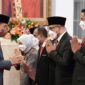 Presiden Joko Widodo Memberikan Ucapak Selwmat Usai Rsmi Melantik anggota KPU dan Bawaslu RI 2022-2027. FOTO : Ist.