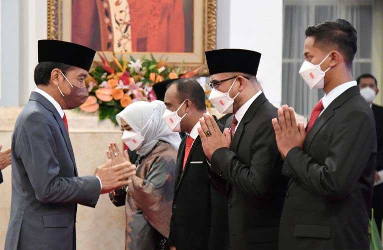 Presiden Joko Widodo Memberikan Ucapak Selwmat Usai Rsmi Melantik anggota KPU dan Bawaslu RI 2022-2027. FOTO : Ist.