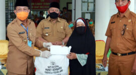 FOTO : Gubernur Jambi Fachrori bersama Bupati Tanjab Barat H. Safrial saat Menyalurkan Secara Langsung JPS Covid-19 Provinsi Jambi Tahap Kedua di Kantor Camat Tebing, Senin (13/07/20)