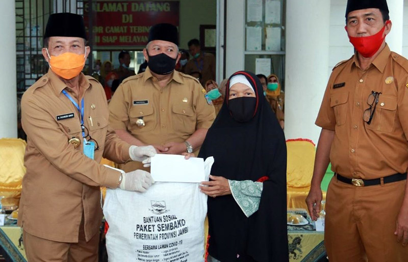 FOTO : Gubernur Jambi Fachrori bersama Bupati Tanjab Barat H. Safrial saat Menyalurkan Secara Langsung JPS Covid-19 Provinsi Jambi Tahap Kedua di Kantor Camat Tebing, Senin (13/07/20)