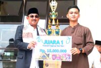 Bupati Tanjung Jabung Barat (Tanjabbar), Drs. H. Anwar Sadat, M.Ag Menyerahkan Tropi Juara I Festival Malam Takbiran Idulfitri 1447 H kepada Pemuda Selempang Merah. (FOTO : HSM)
