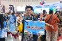 Muhammad Hanif Nazmi Oktana, siswa SMA Al Hikmah Surabaya, menunjukkan Medali Perunggu dan papan penghargaan yang berhasil diraihnya pada ajang Olimpiade Sains Nasional (OSN) Tingkat Nasional 2026 bidang Informatika yang diselenggarakan di Universitas Muhammadiyah Malang (UMM). (FOTO : Istimewa/Novita)