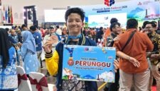 Muhammad Hanif Nazmi Oktana, siswa SMA Al Hikmah Surabaya, menunjukkan Medali Perunggu dan papan penghargaan yang berhasil diraihnya pada ajang Olimpiade Sains Nasional (OSN) Tingkat Nasional 2026 bidang Informatika yang diselenggarakan di Universitas Muhammadiyah Malang (UMM). (FOTO : Istimewa/Novita)