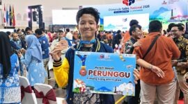 Muhammad Hanif Nazmi Oktana, siswa SMA Al Hikmah Surabaya, menunjukkan Medali Perunggu dan papan penghargaan yang berhasil diraihnya pada ajang Olimpiade Sains Nasional (OSN) Tingkat Nasional 2026 bidang Informatika yang diselenggarakan di Universitas Muhammadiyah Malang (UMM). (FOTO : Istimewa/Novita)