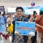 Muhammad Hanif Nazmi Oktana, siswa SMA Al Hikmah Surabaya, menunjukkan Medali Perunggu dan papan penghargaan yang berhasil diraihnya pada ajang Olimpiade Sains Nasional (OSN) Tingkat Nasional 2026 bidang Informatika yang diselenggarakan di Universitas Muhammadiyah Malang (UMM). (FOTO : Istimewa/Novita)